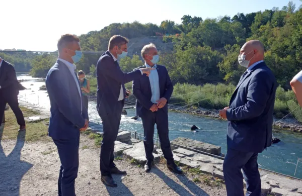 Pri Soči je minister Aleš Hojs  (drugi z desne) potrdil: fizičnega 
zapiranja državne meje ne bo več. 
