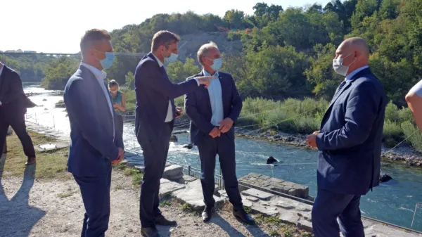 Pri Soči je minister Aleš Hojs  (drugi z desne) potrdil: fizičnega 
zapiranja državne meje ne bo več. 