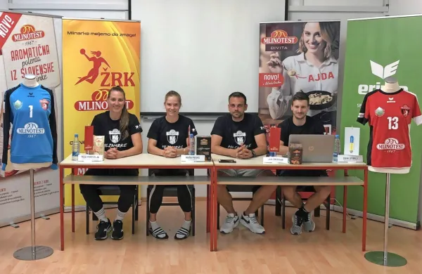 ŽRK Mlinotest se predstavi (z leve): Teja Ferfolja, Nuša Fegic, Jan 
Žbogar in tehnični vodja Deni Stibilj. 