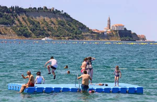 Včeraj okoli 13. ure so policisti prejeli obvestilo, da na plavajočem 
pomolu pred plažo v Strunjanu reševalci oživljajo moškega. 