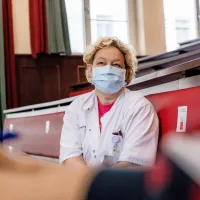 Vodja svetovalne skupine dr. Mateja Logar je še pred objavo 
novega odloka omenila, da razmišljajo o podaljšanju obdobja 
prebolelosti.
