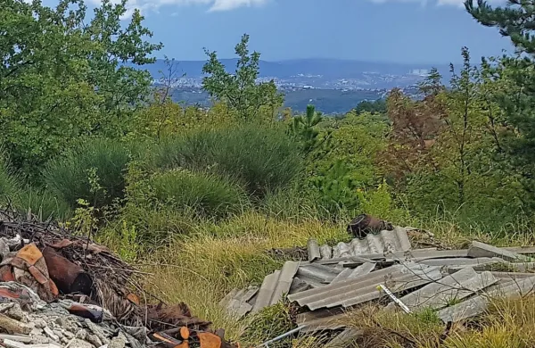 Italijan v naravo odložil azbestne plo&scaron;če