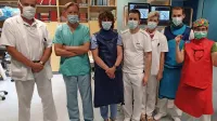 Ekipa katetrskega laboratorija ob prvi vstavitvi resinhronizacijskega srčnega spodbujevalnika v SB Nova Gorica (z leve):  prof.  
Matjaž Klemenc, prof. Goran Milašinović, dipl. med. sestra Karmen  
Saksida, dr. Andrej Bartolić, dipl. med. sestra Mojca Pušnar, dipl.  
rad. ing.  Matevž Brecelj in dipl. med. sestra Mariza Kulot.