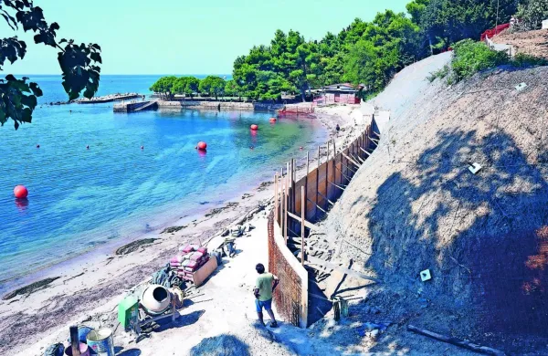 Denar, namenjen sanaciji plaza pri mladinskem letovišču na 
Debelem rtiču in je nekoliko presegel vsoto, namenjeno v proračunu, je zmotil računsko sodišče.  