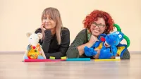  Jasmina Komel (levo) in Nelida Casarsa otroke tudi v času novega 
koronavirusa spodbujata otroke k rednemu čiščenju zob. 