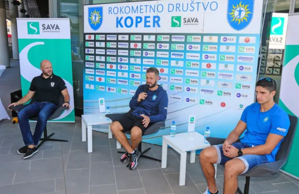 Pred medije so stopili (z leve): predsednik Nejc Poklar, trener Uroš 
Rapotec in kapetan Jaka Moljk.