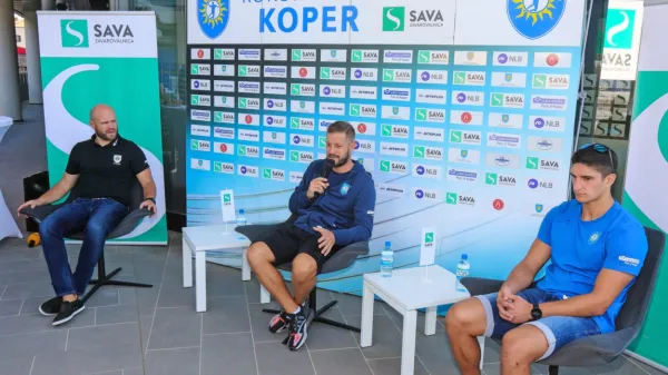 Pred medije so stopili (z leve): predsednik Nejc Poklar, trener Uroš 
Rapotec in kapetan Jaka Moljk.