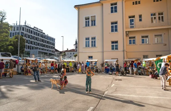 Letošnja prireditev Po-stoj-na živi ulici je bila tudi dobrodelno 
obarvana.