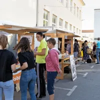 Po-stoj-na živi ulici dobrodelno obarvan
