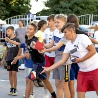 Po-stoj-na živi ulici dobrodelno obarvan