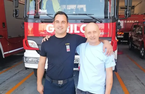 Gasilec Rok Berce in hvaležni Mitja Seražin.