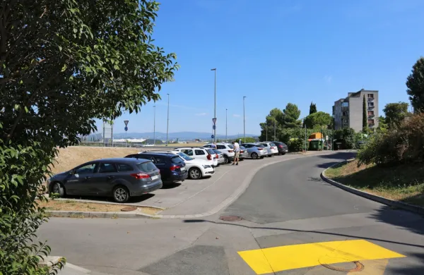 Parkiranje bo plačljivo tudi v Srebrničevi ulici v Semedeli (mandrač).