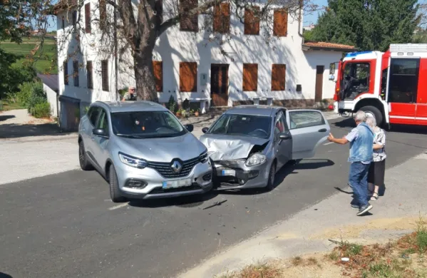 Danes dopoldne je počilo v Vipolžah. Poškodovali sta se sopotnici 
v italijanskem avtomobilu.