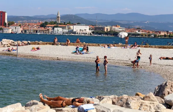 Kopališče na novem nasipu v Žusterni včeraj zgodaj popoldne.