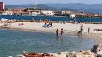 Kopališče na novem nasipu v Žusterni včeraj zgodaj popoldne.
