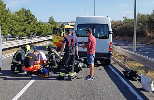 Voznik motorja je trčil v zadnji del ustavljenega kombija.