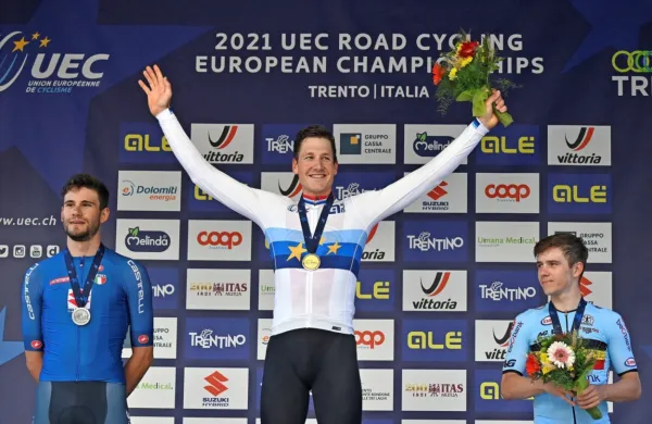 Nosilec bronastega odličja v kronometru, Belgijec Remco Evenepoel (desno), bo eden od kandidatov za medaljo tudi na jutrišnji 
cestni dirki elitne kategorije. 