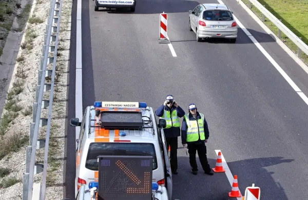 Bolgarski par sta Darsova nadzornika ustavila nekaj sto metrov 
pred mejo z Italijo. 