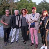 Nagrajencu Josefu Winklerju (drugi z desne) so prišli čestitat tudi 
literarni kolegi iz Avstrije (z leve):  prevajalec Erwin Köstler, 
“tihotapec besed” Ludwig Hartinger, pisateljica Maja Haderlap in 
pesnica  Cvetka Lipuš.