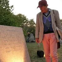 Josef Winkler si ob vhodu v jamo ogleduje že tretjo marmornato 
ploščo s seznamom vileniških lavreatov. Vanjo je zdaj  vklesano 
tudi njegovo ime.  