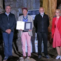 Na jamskem odru (z leve): sežanski župan David Škabar, nagrajenec Josef Winkler, predsednik Društva slovenskih pisateljev 
Dušan Merc in državna sekretarka na ministrstvu za kulturo 
Ignacija Fridl Jarc