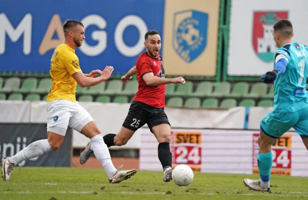 Dino Stančič (v rdeče-črni opremi) je v Šiški potrdil zmago Tabora 
proti Bravu.