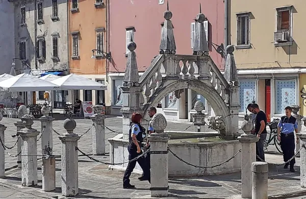 Policisti v vodnjaku na&scaron;li blagajno in denarnico
