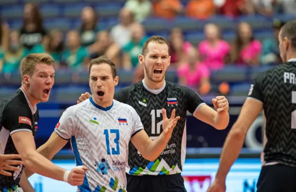 Slovenska moška odbojkarska reprezentanca se je uvrstila v 
četrtfinale evropskega prvenstva. 