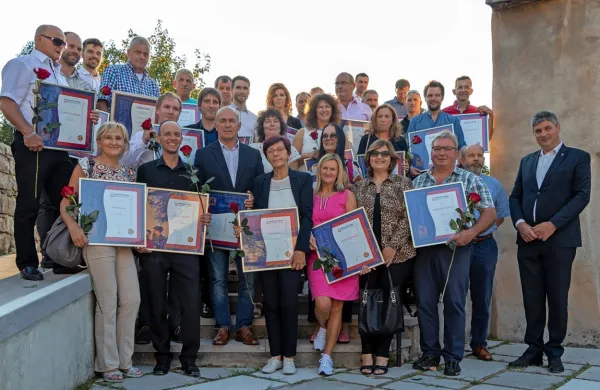 Po letu premora so se jubilanti in nagrajenci sežanske obrtno-podjetniške zbornice veselili druženja.