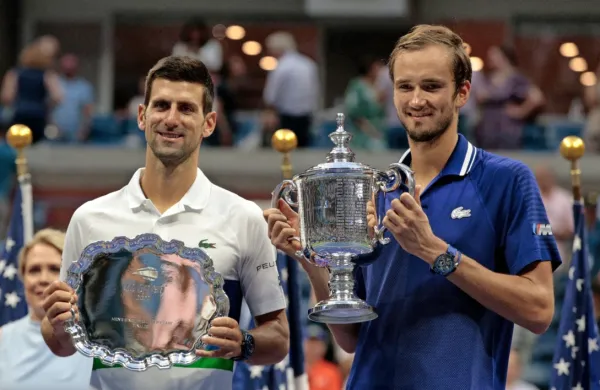 Danil Medvedjev (desno) je s prvencem preprečil  koledarski grand 
slam Novaka Đokovića.