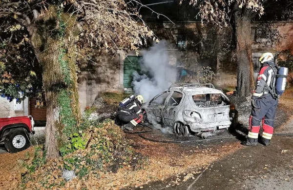 V noči na nedeljo je očitno nekdo  namerno zažgal avto in 
nadstrešek v vasi  Ponikve. 