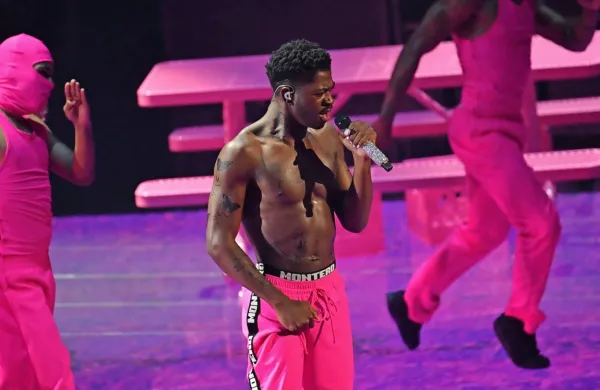 Velikega priznanja za videospot leta se je razveselil 22-letni 
temnopolti raper Lil Nas X, ki je zmago posvetil “gejevski agendi”.