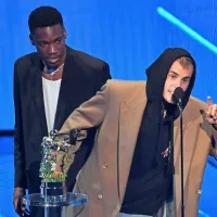 “Glasba je najboljši način, kako doseči ljudi in kako nas znova 
povezati,” je  v svojem zahvalnem govoru dejal Justin Bieber.