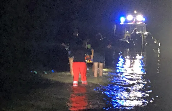 Policista in gasilca  sta ponesrečenca na nosilih  prenesla   do  
policijskega čolna, nato pa so ga  skupaj z zdravnico  odpeljali do 
carinskega pomola v  Izoli in nato v bolnišnico.