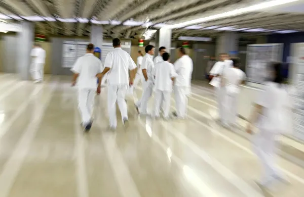 V UKC Ljubljana so začeli cepiti zaposlene in bolnike s tretjim 
odmerkom cepiva proti covidu-19.