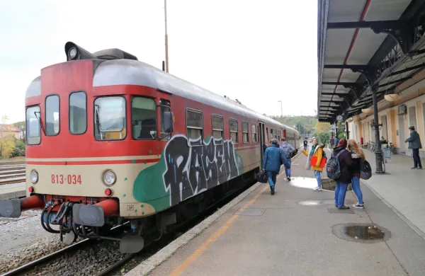 Izpolnjevanje pogoja PCT bodo na vlakih preverjali sprevodniki.