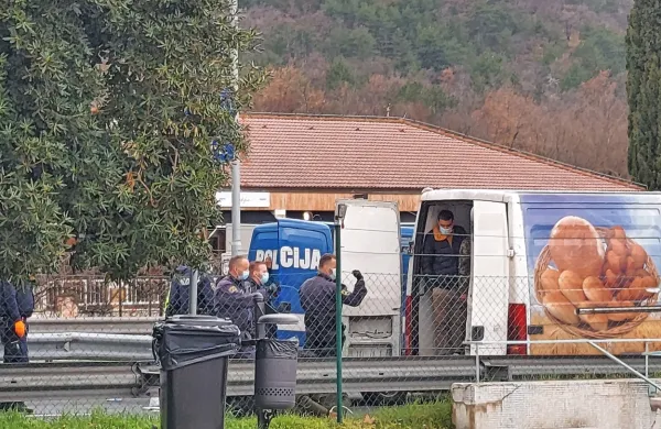V tovornem   delu kombija  z napisi pekarskega podjetja  Poljak ni prevažal moke, ampak ilegalce.