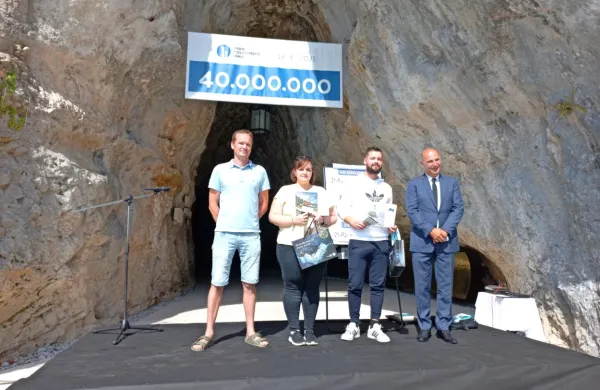 Predsednik upravnega odbora družbe Marjan Batagelj je ob 
izhodu iz jame pozdravil 40-milijonto obiskovalko, Madžarko 
Barbaro Csécsei. Naziv se je za las izmuznil Belgijcu Mathieu 
Deramoudtu in Nejcu Juhartu iz Slovenske Bistrice.
