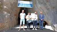 Predsednik upravnega odbora družbe Marjan Batagelj je ob 
izhodu iz jame pozdravil 40-milijonto obiskovalko, Madžarko 
Barbaro Csécsei. Naziv se je za las izmuznil Belgijcu Mathieu 
Deramoudtu in Nejcu Juhartu iz Slovenske Bistrice.