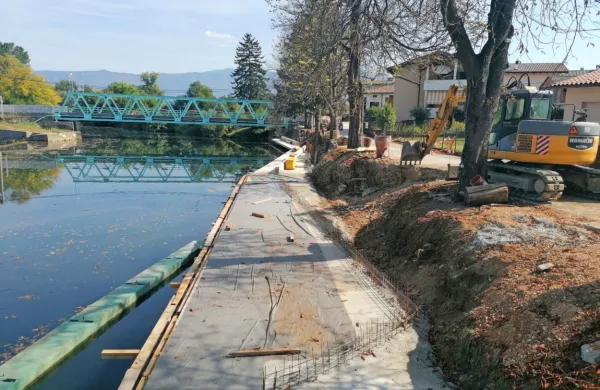Brežine od starega do novega mostu v Renčah naj bi uredili do 
konca oktobra.  