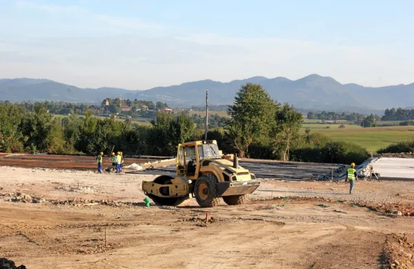 Nastanitveni center, ki bo zrasel na zemljišču pri Orehku (na 
fotografiji), je predviden za obdobje štirih let oziroma do zaključka 
gradnje, toda ne več kot pet let. 