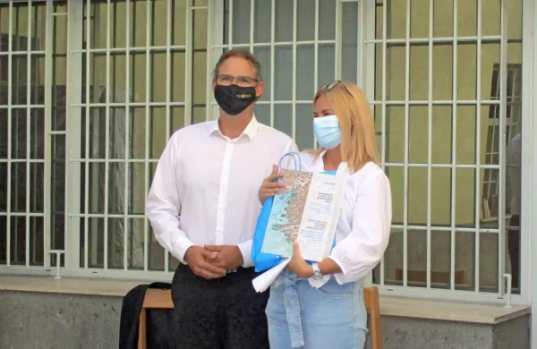    Knjižno polico  je koprskemu Zavodu za prestajanje kazni zapora    
predal  direktor    Osrednje knjižnice Srečko Vilhar Koper David 
Runco, prevzela pa jo je direktorica zapora   Danijela Devčić.