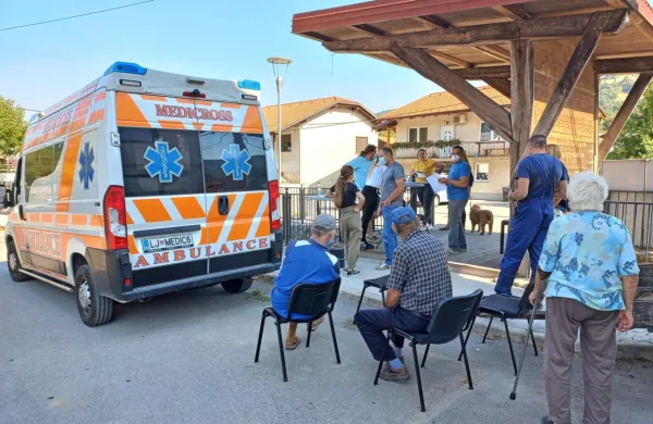 V Narinu je včeraj na cepljenje z mobilno enoto prišlo 18 krajanov.