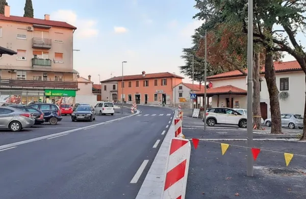 Plac naj bo obnovljen tradicionalno, opozarja Civilna pobuda na zahteve občinskega prostorskega načrta, ki ga projektanti niso upoštevali, saj 
so ves trg odeli v asfalt. Dragi  kamniti robniki ob cesti pa bodo ob dežju spolzki in nevarni, opozarjajo.  