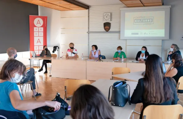 Društvo Asociacija je predstavilo, kako lahko z roko v roku 
sodelujeta gospodarstvo in kultura. Delavnico o tem v torek 
organizirajo v novogoriškem Ekscentru. 