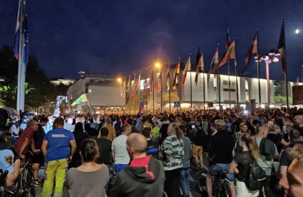 Sredin protestni shod je bil sprva miren, ob koncu pa  je prišlo do 
izgredov.
