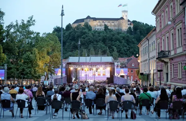 Na javnih zbiranjih nad 50 oseb bo obvezno izpolnjevanje pogoja PCT