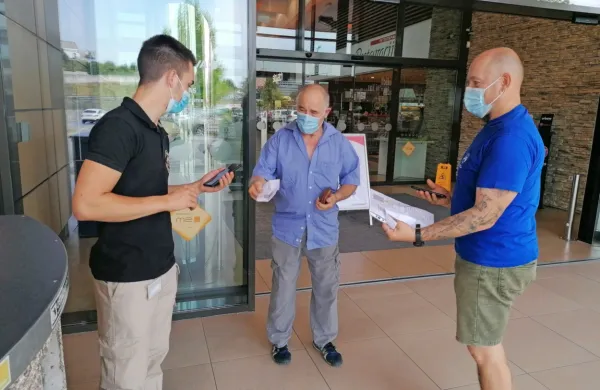 Pred nakupovalnim centrom Supernova Qlandia v Novi Gorici so včeraj ljudje večinoma brez pripomb dokazovali izpolnjevanje pogojev PCT.