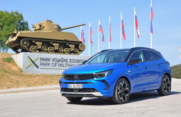 Opel grandland bo v prodajne salone Oplovih trgovcev pripeljal 
šele v začetku novembra.

