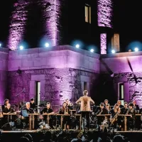  Na koncertu Miti in muze pred  čarobno osvetljenim Pomnikom miru na Cerju je zaigral  Big banda Nova in spremljal štiri pevke.